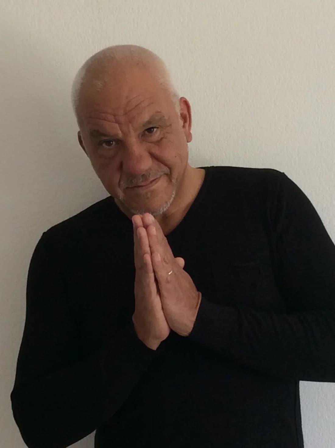 Portrait de Joe Galland, les mains jointes